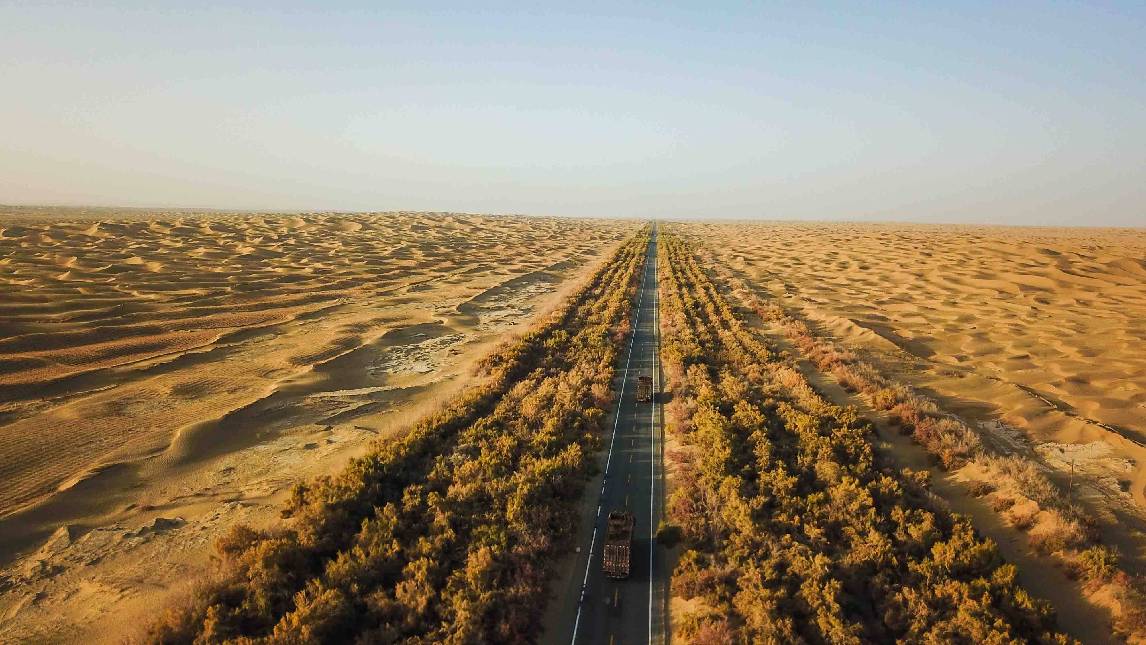 世界超出名的死亡沙漠，我国却在此修建了一条公路，风景太美了！
