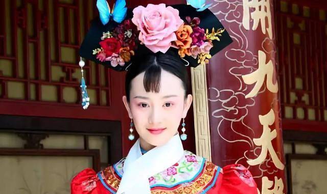 她13岁嫁给皇帝，日夜宠幸，生下四个子女，成为清朝最特殊的皇后
