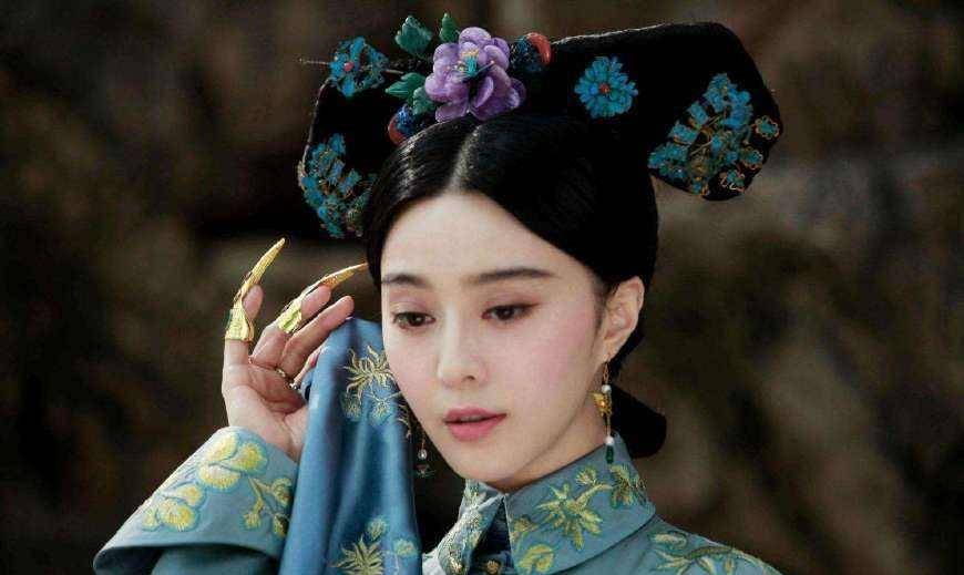 她13岁嫁给皇帝，日夜宠幸，生下四个子女，成为清朝最特殊的皇后