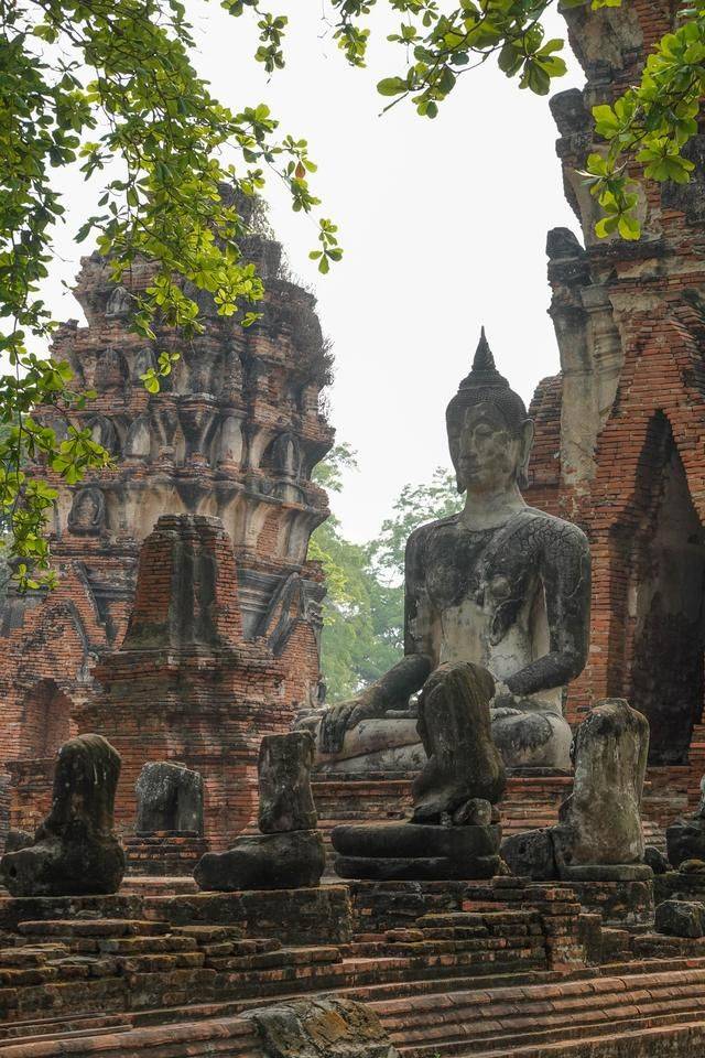 泰国最“奇特”的寺庙：榕树竟然把佛头包围，佛头仍带诡异微笑