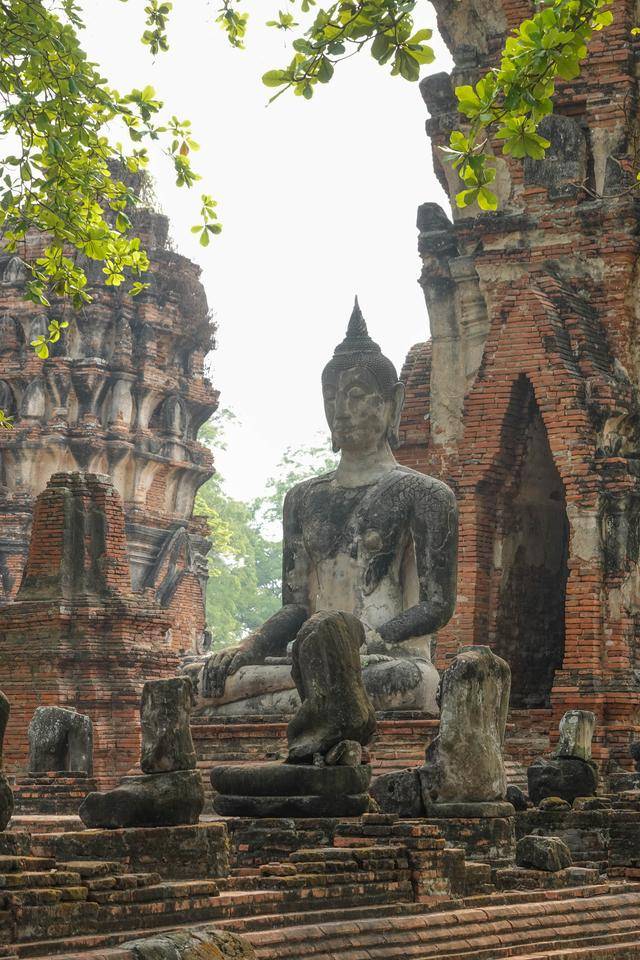 泰国最“奇特”的寺庙：榕树竟然把佛头包围，佛头仍带诡异微笑