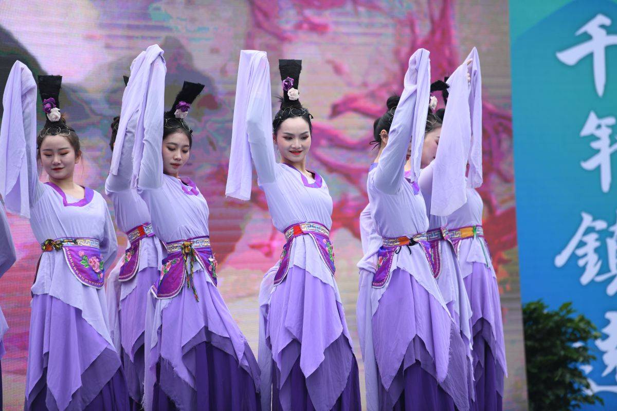 镇远：桃梨花开迎客来