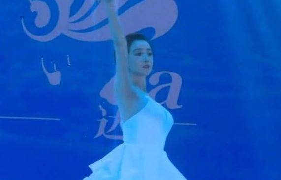 她是《如懿传》里的1号丫鬟，跳芭蕾舞穿纸巾裙，网友：美到窒息