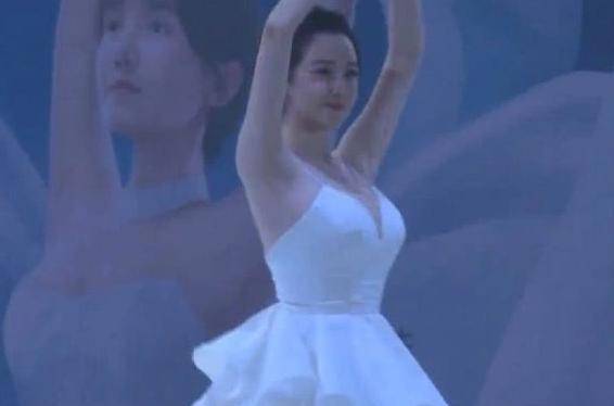 她是《如懿传》里的1号丫鬟，跳芭蕾舞穿纸巾裙，网友：美到窒息