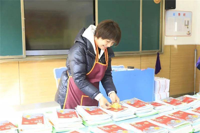 西安市浐灞三十二小：朝气蓬勃新学期 大展宏“兔”向未来