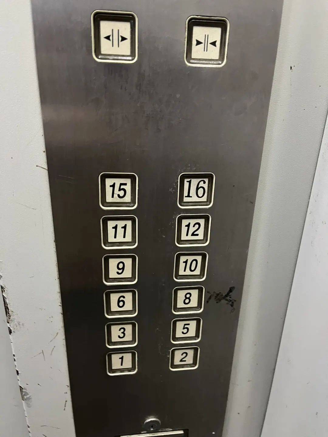 “这到底是15层，12层还是11层？”户号、楼层号、电梯按键竟然三个样儿……