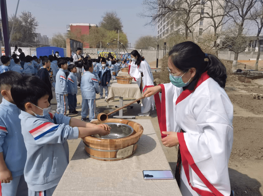 北京一帮小学生，“一亩地”里上课！课程表排挺满——