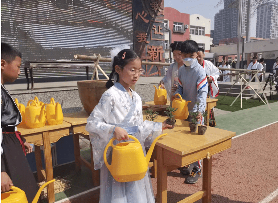 北京一帮小学生，“一亩地”里上课！课程表排挺满——