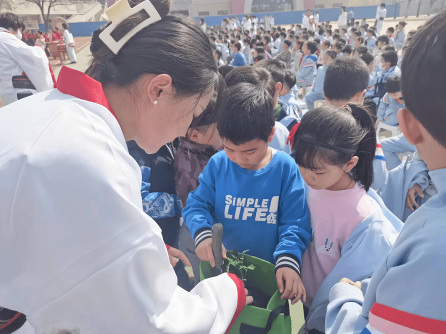 北京一帮小学生，“一亩地”里上课！课程表排挺满——