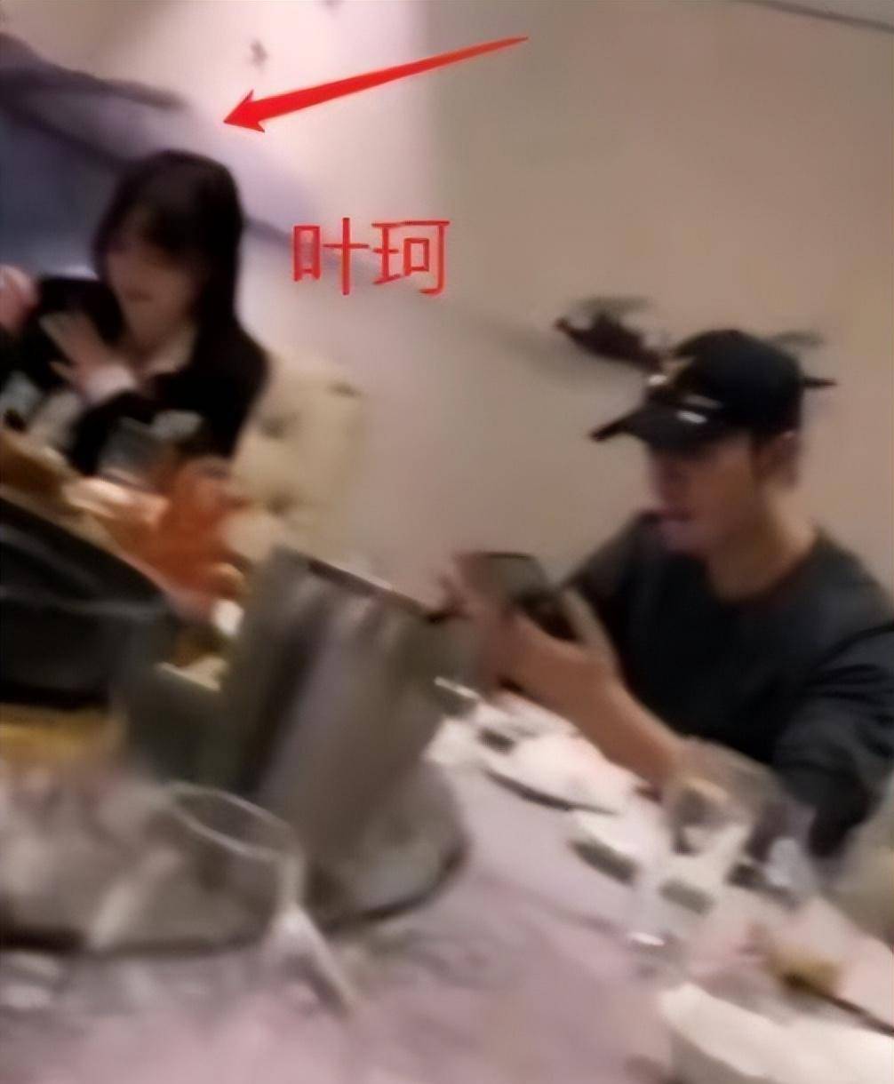 黄晓明叶柯合影首曝光，女方头发丝贴男方身上，Angelababy反被骂