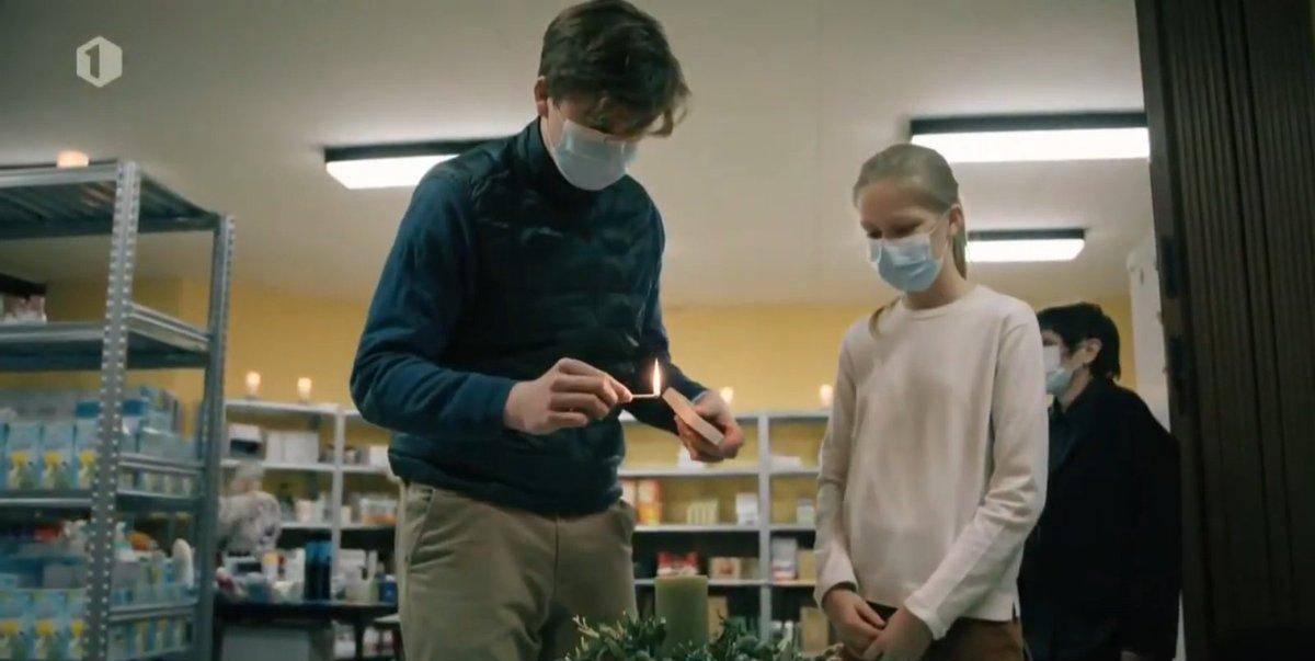 比利时王室全家出动送温暖，公主们清新俏丽，王后却穿成了圣诞树