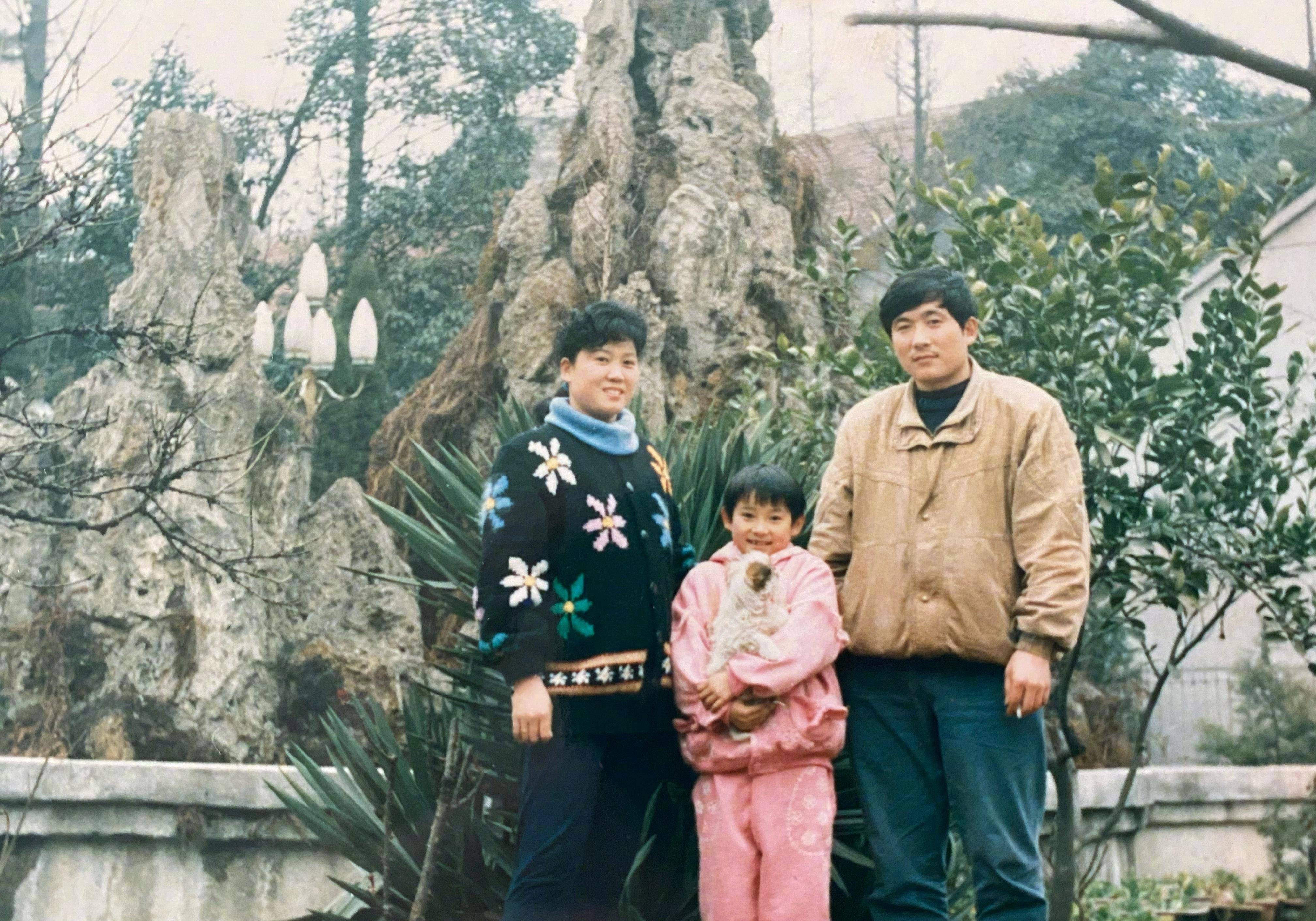 袁姗姗生日晒27年前照片，西瓜头还缺了一颗牙看上去可爱搞笑