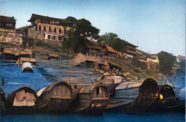 1946年，四川万县，雄伟的长江上，万县古城如诗如画