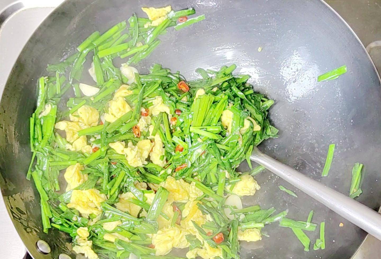 韭菜炒鸡蛋的饭店做法，韭菜鲜嫩入味不出水，鸡蛋滑嫩超好吃，赞