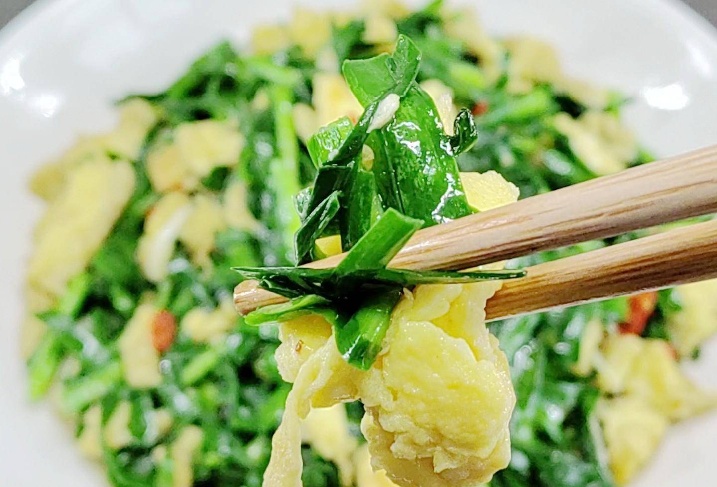 韭菜炒鸡蛋的饭店做法，韭菜鲜嫩入味不出水，鸡蛋滑嫩超好吃，赞