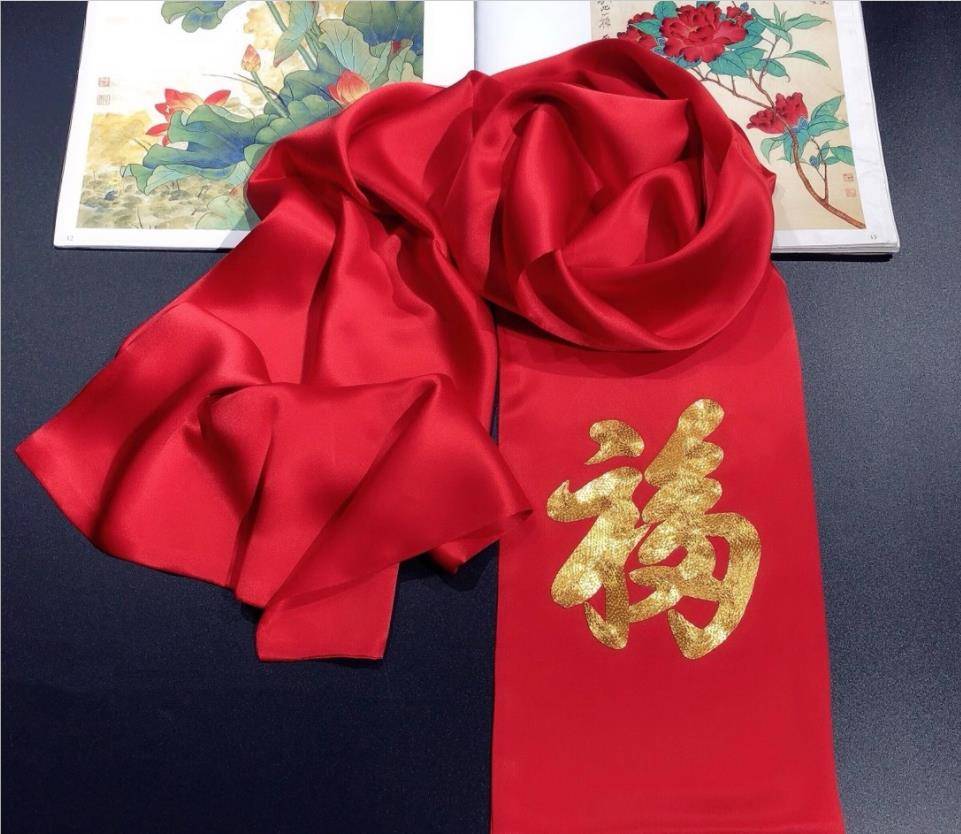 这个春节不送礼，送礼就送这款大红色的福星高照真丝围巾