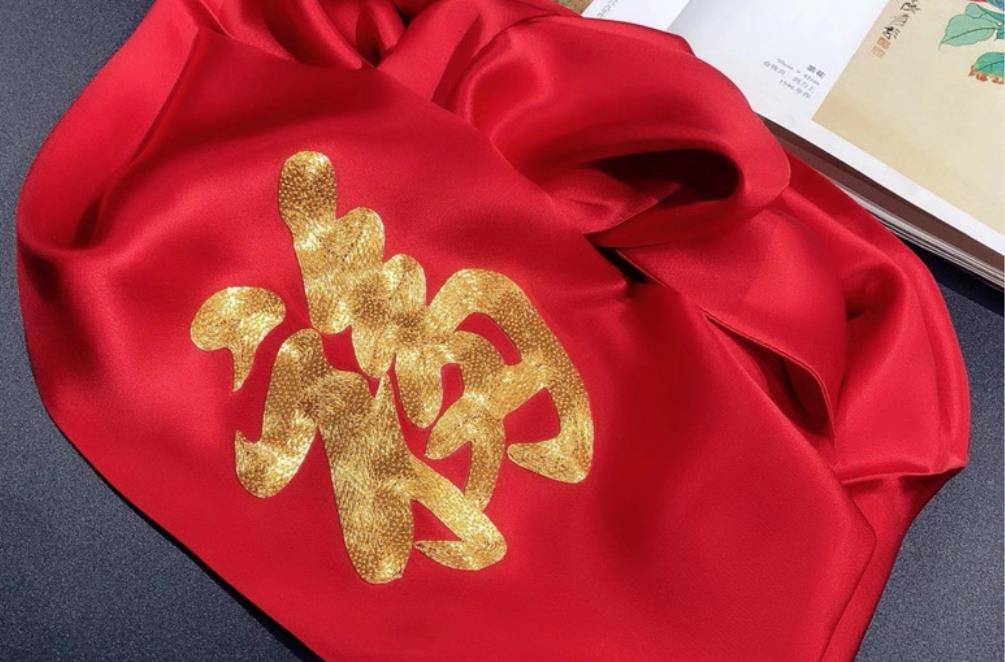 这个春节不送礼，送礼就送这款大红色的福星高照真丝围巾