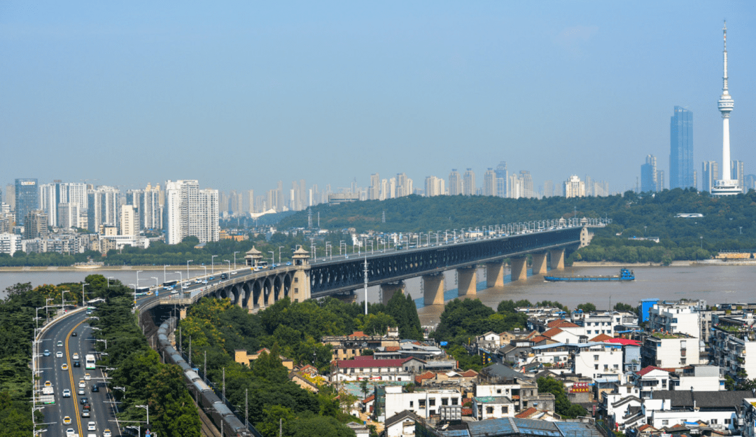 “黑马”武汉，凭什么反超杭州？| 城市商业系列