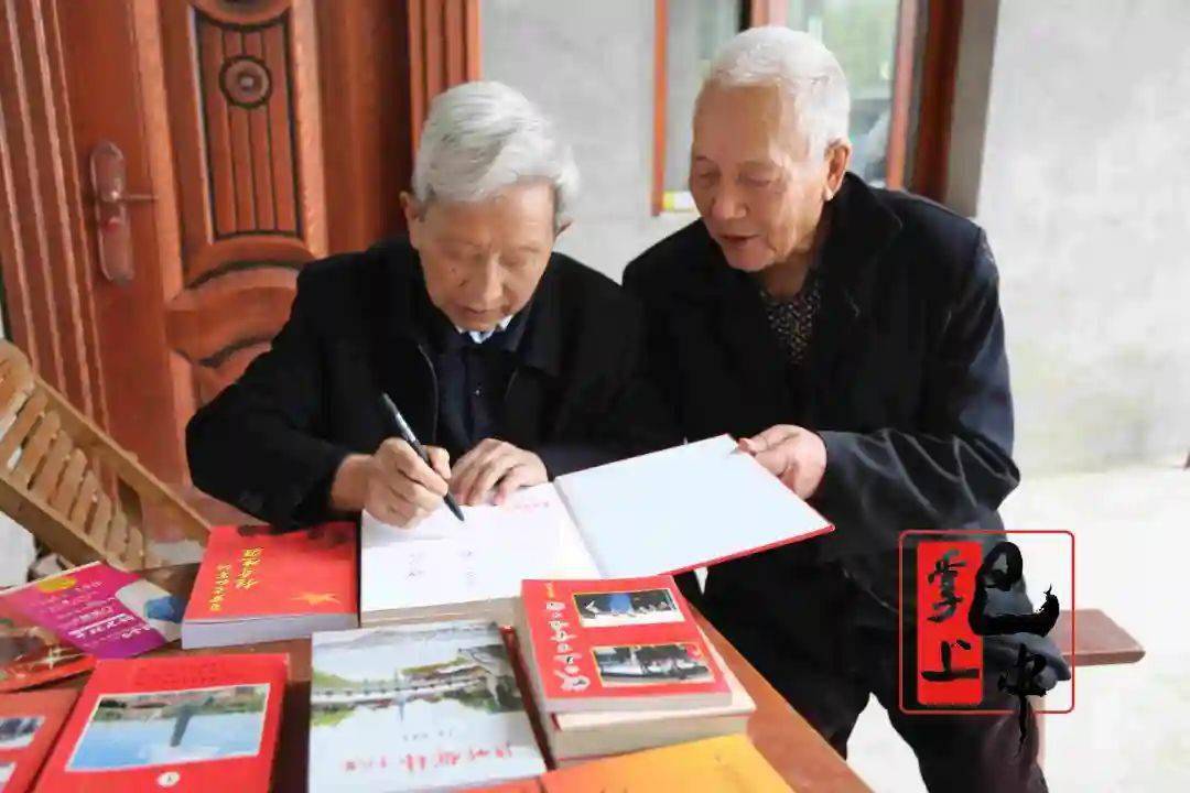 网络中国节·清明 | 耄耋老人捐献红色历史书籍 寄托对革命先烈的哀思