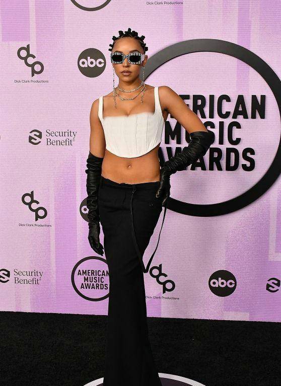 歌手Tinashe出席2022年美国音乐奖，穿搭时尚魅力十足