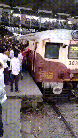 搞笑GIF：开挂民族的火车发动了！买票？那是什么