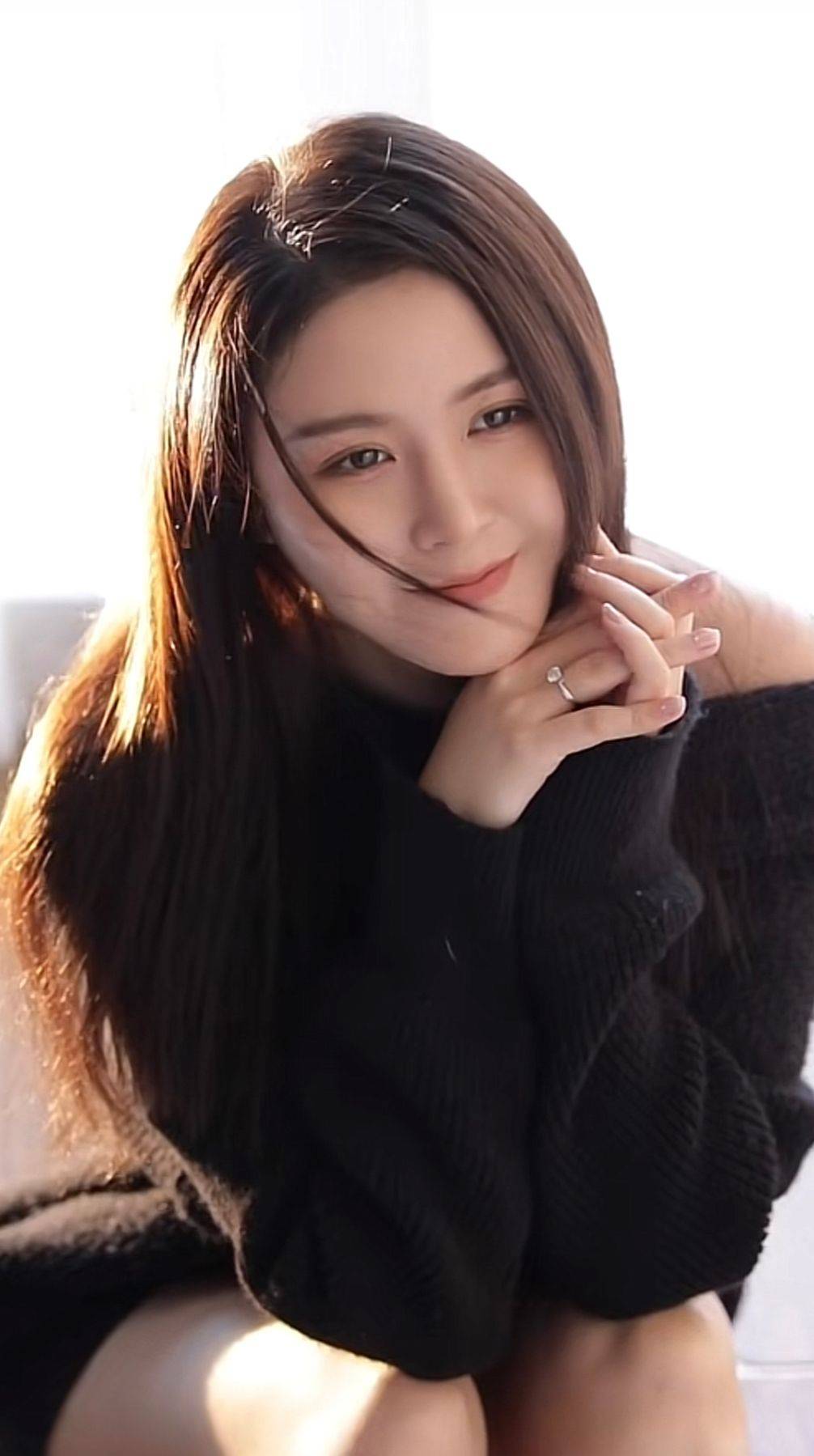 被卸下阿姨妆的“中老年装模特一姐”惊艳了：原来是90后美少女