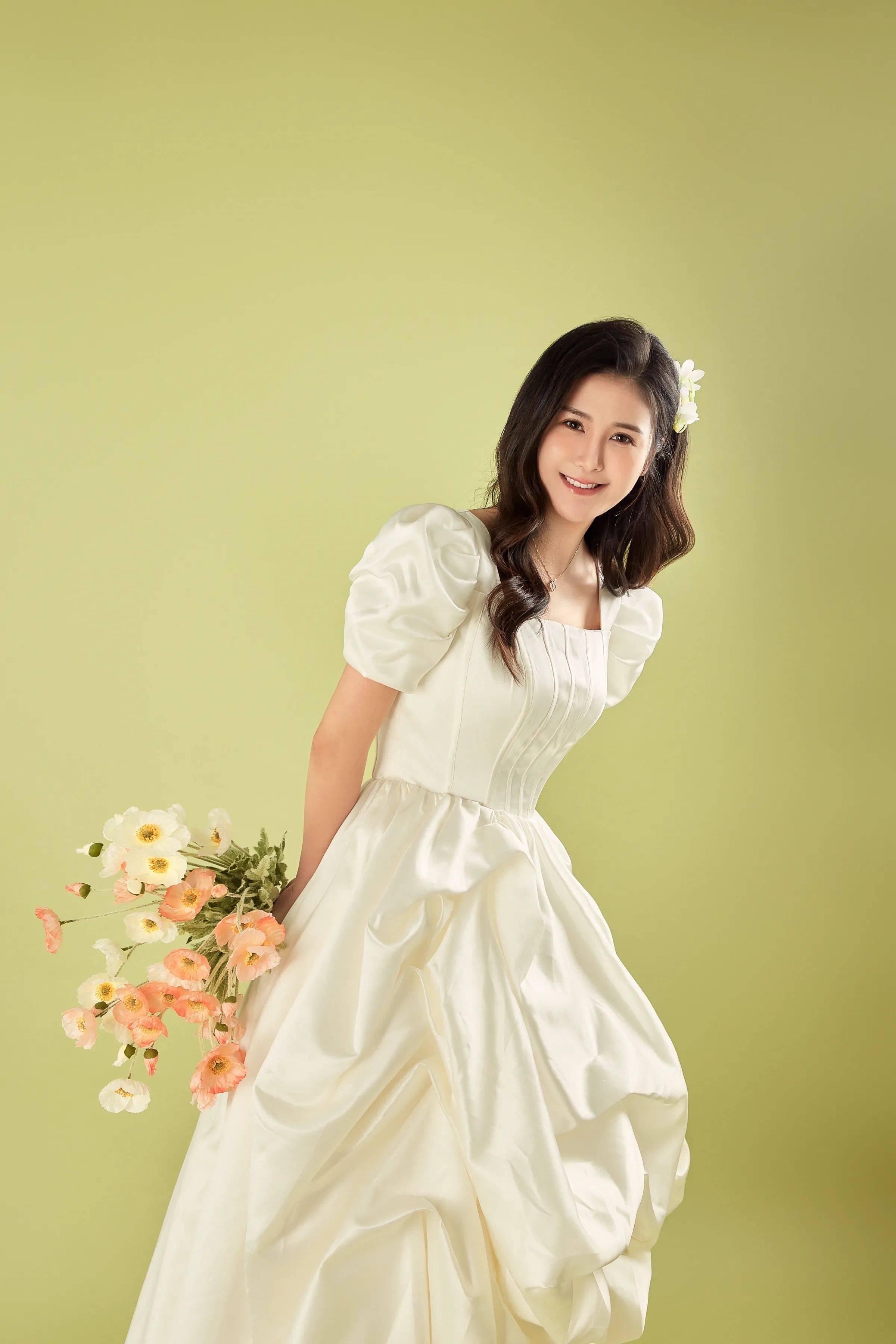 被卸下阿姨妆的“中老年装模特一姐”惊艳了：原来是90后美少女
