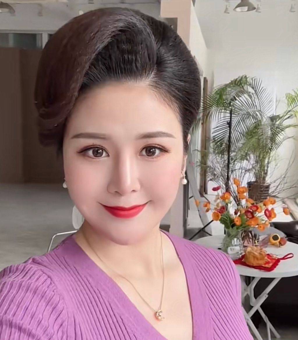 被卸下阿姨妆的“中老年装模特一姐”惊艳了：原来是90后美少女