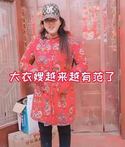 大衣哥近况，下地干活却被质疑作秀，大衣嫂花袄配潮帽好有范