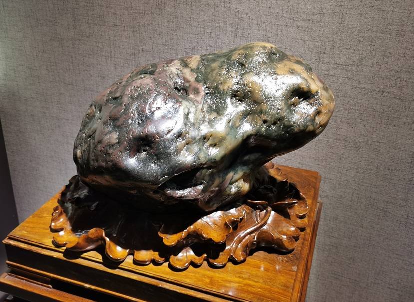 米芾赏石之瘦、漏，苏东坡赏石之丑，郑板桥画石丑而雄丑而秀