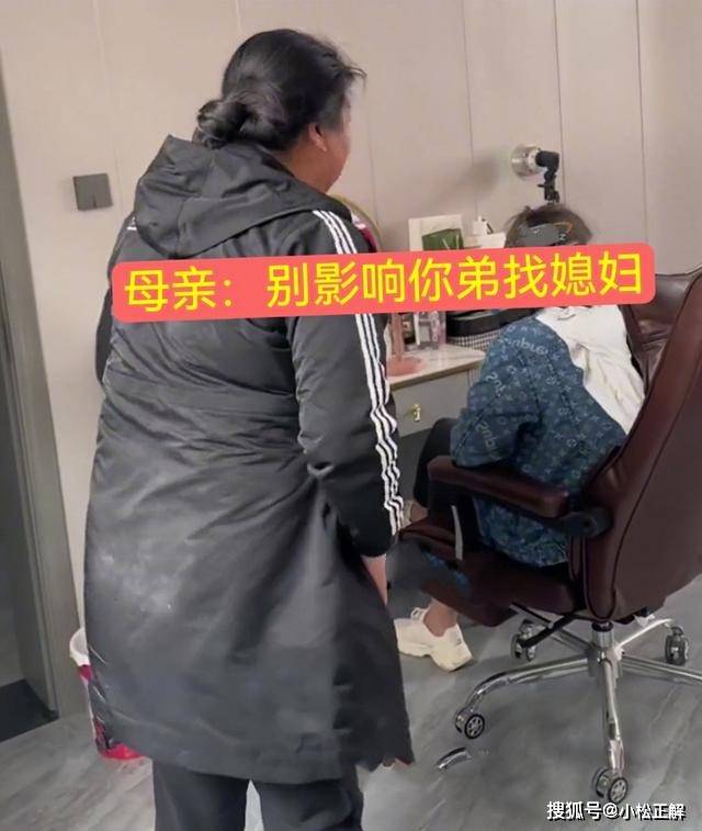 女子离婚回娘家不受待见，母亲双手叉腰赶她走，三天内离开这个家