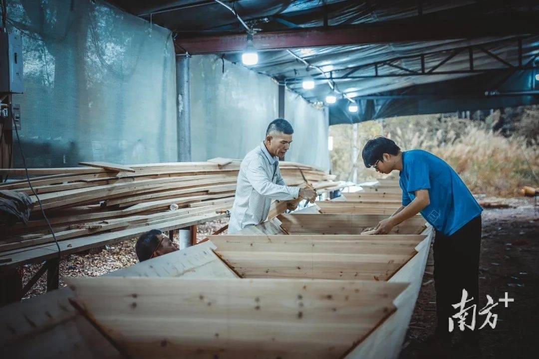 莞邑掀起“龙舟热”，万江龙舟制作基地订单爆满