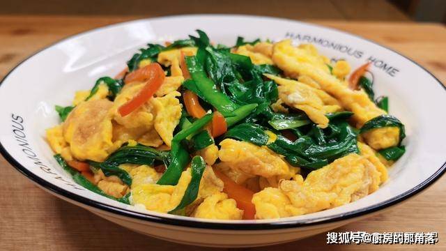 韭菜炒鸡蛋时，先炒鸡蛋还是韭菜？这样做翠绿不变色，鲜香又下饭