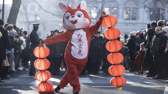 中国春节走进全球近200个国家和地区，纽约帝国大厦连续23年点亮“中国红”
