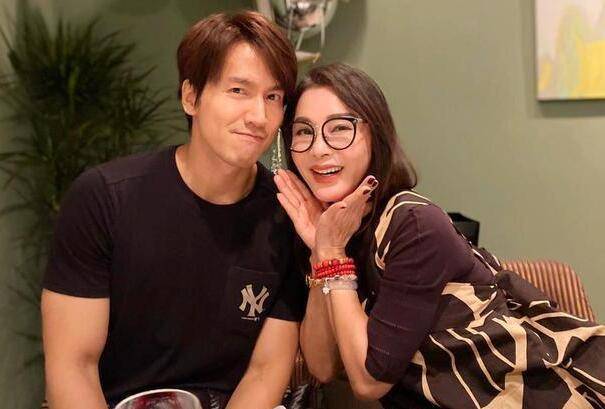 44岁言承旭近照：身材在线笑容灿烂，卧蚕突出有点显老气