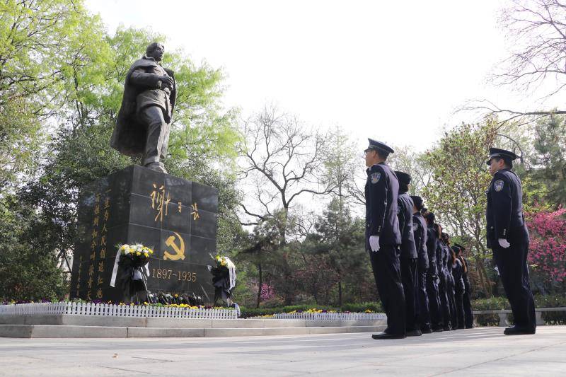 西安铁警清明节缅怀英烈寄哀思