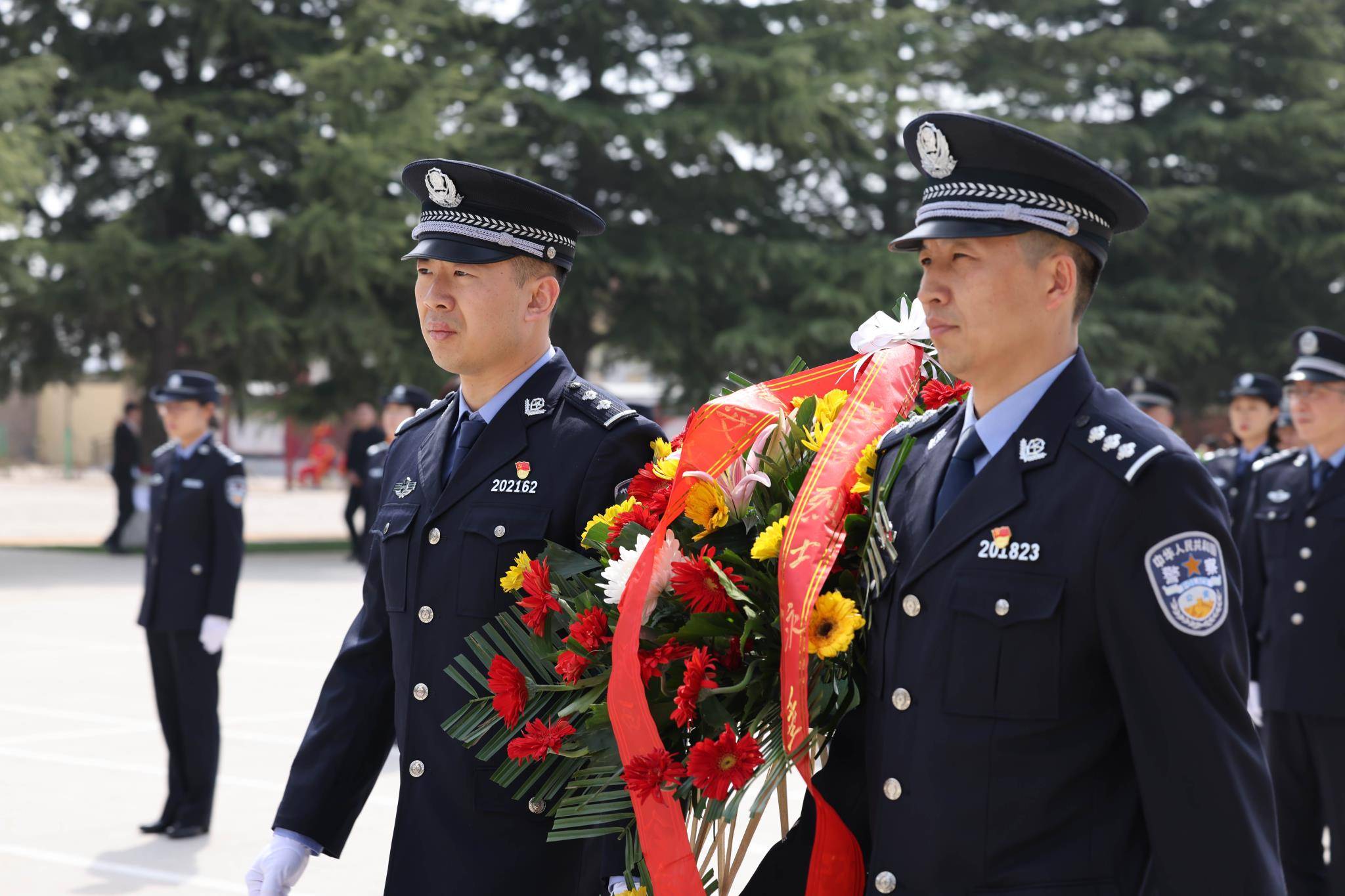 西安铁警清明节缅怀英烈寄哀思