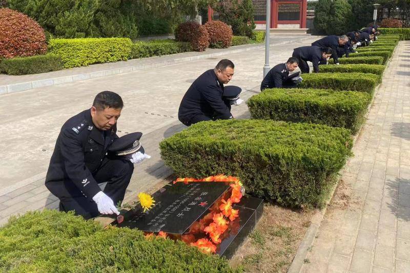 西安铁警清明节缅怀英烈寄哀思