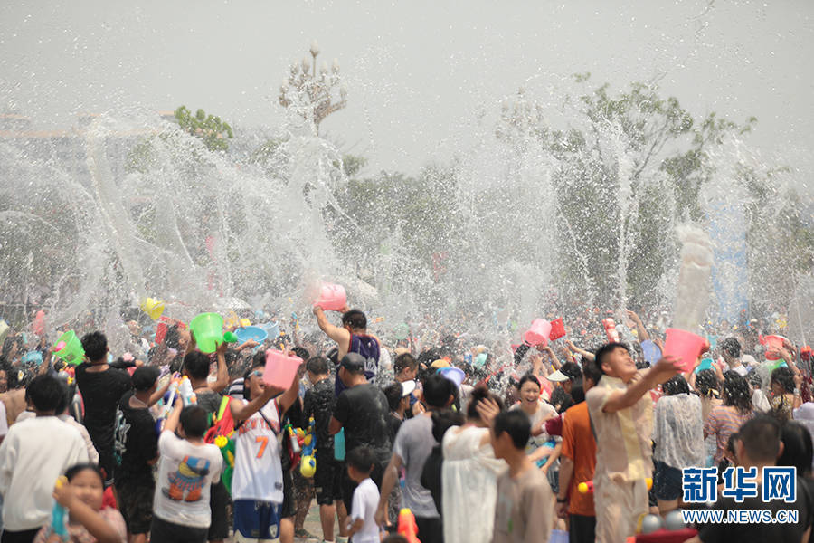 傣族泼水节来了！云南景谷节日氛围瞬间拉满