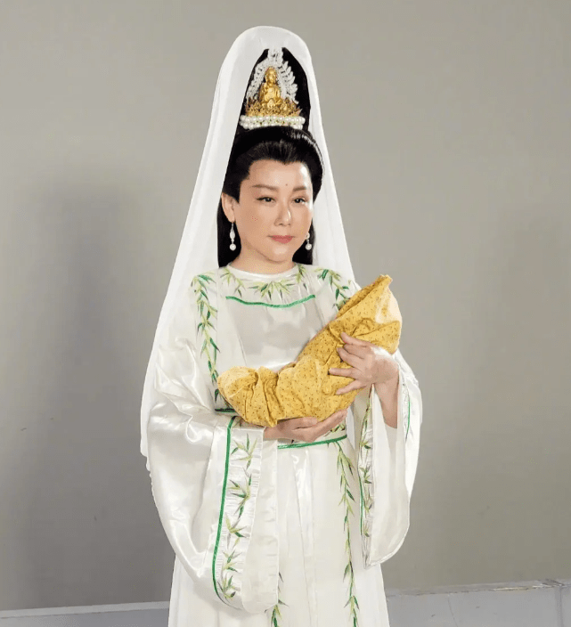 台湾艺人蓝心湄大过年扮观音，造型油腻服装廉价，57岁仍未结婚