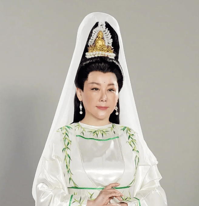 台湾艺人蓝心湄大过年扮观音，造型油腻服装廉价，57岁仍未结婚