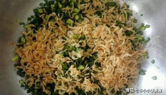 韭菜鸡蛋馅饺子有窍门，用这招韭菜馅不出水，饺子更好吃