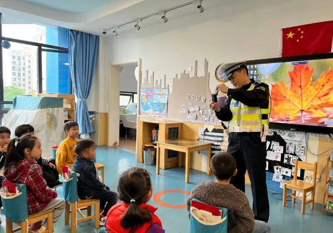 “神兽”归笼啦，来看浙江交警护学大动作！ | 开学季