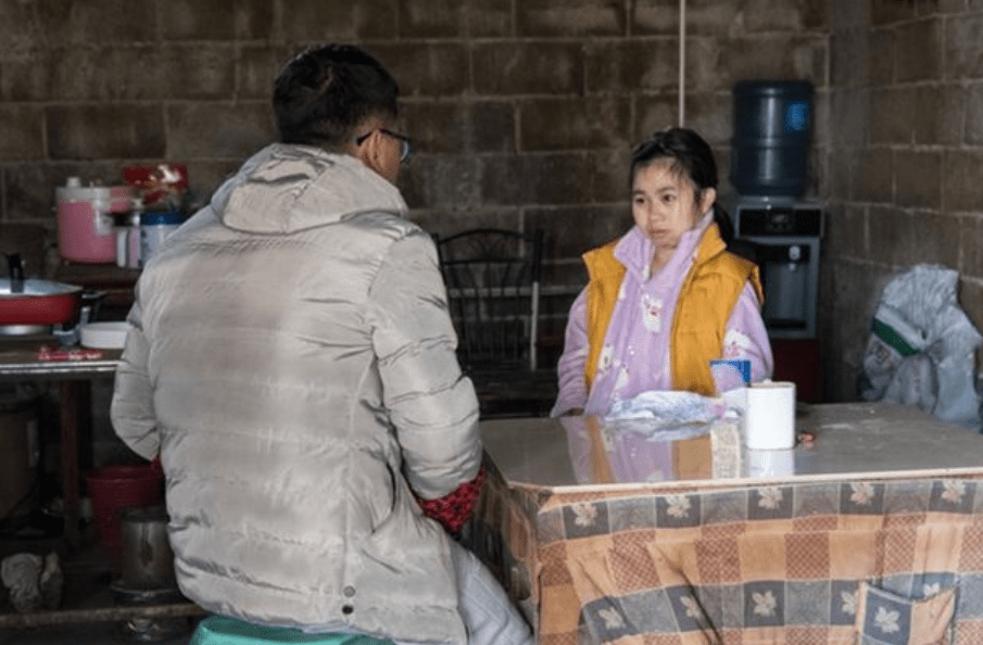 陕西小伙千里赴渝见网友，不料网友身患残疾，小伙：我和她结婚