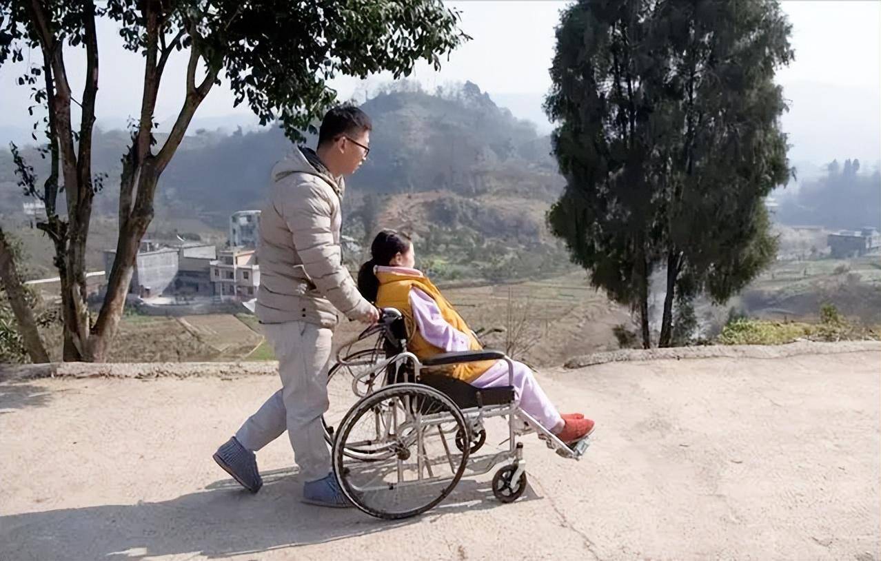 陕西小伙千里赴渝见网友，不料网友身患残疾，小伙：我和她结婚