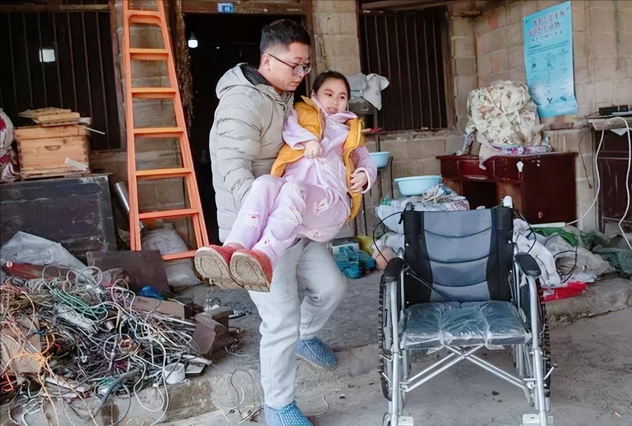 陕西小伙千里赴渝见网友，不料网友身患残疾，小伙：我和她结婚