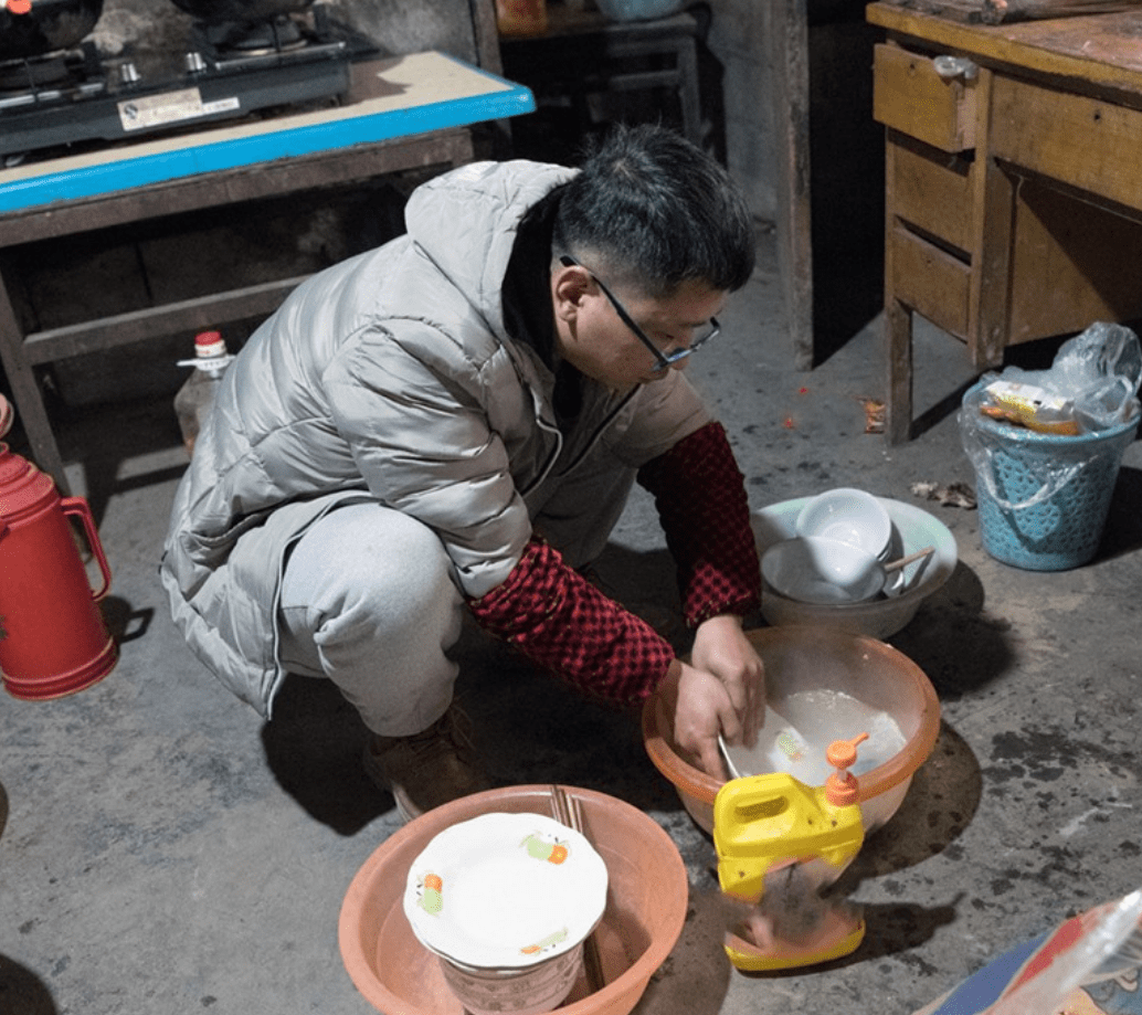 陕西小伙千里赴渝见网友，不料网友身患残疾，小伙：我和她结婚