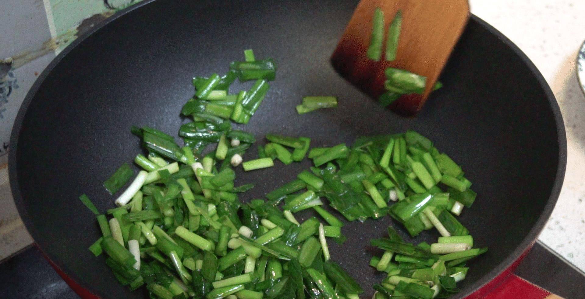 韭菜炒鸡蛋，先炒鸡蛋还是先炒韭菜？不少人搞错，难怪不香不好吃