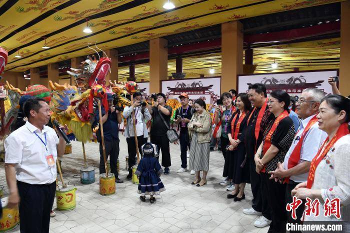 桂台同胞现场体验“东方式狂欢”广西宾阳舞炮龙文化