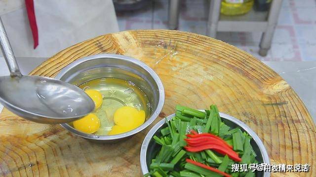 韭菜炒鸡蛋，打鸡蛋时多这2步骤，鸡蛋随便炒也不会老